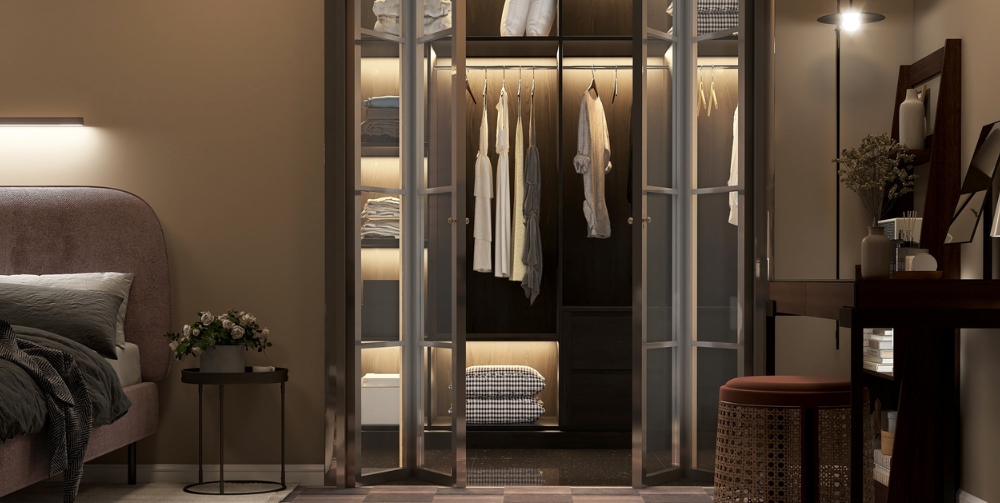 mirrored wardrobe doors in a bedroom